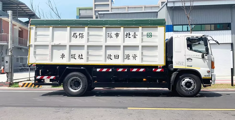 除了信義區垃圾車時間、南港垃圾車時間、大同區垃圾車時間、中山區垃圾車時間,日常生活中的回收該如何處理?每次倒垃圾的時候,除了一般垃圾車,還會有一輛回收車,專門用來收集可回收的物品。