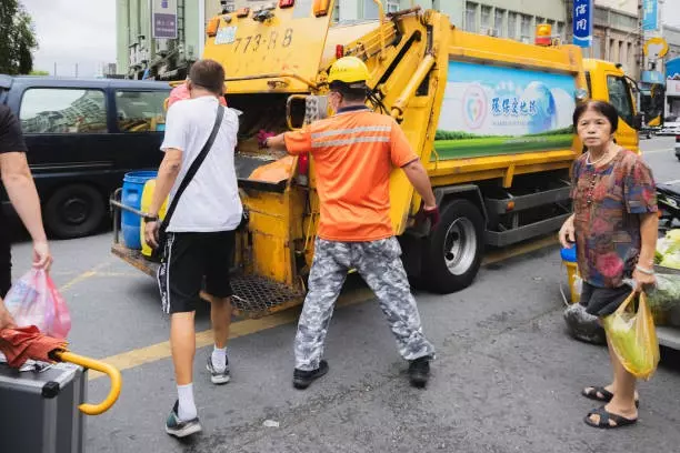吳興街垃圾車時間通常是週一、週二、週四至週六，中午和晚上兩次，吳興街垃圾車時間收運，通常會有兩台車，一台負責一般垃圾，另一台負責資源回收，居民需要依次將垃圾丟到對應的車輛中。