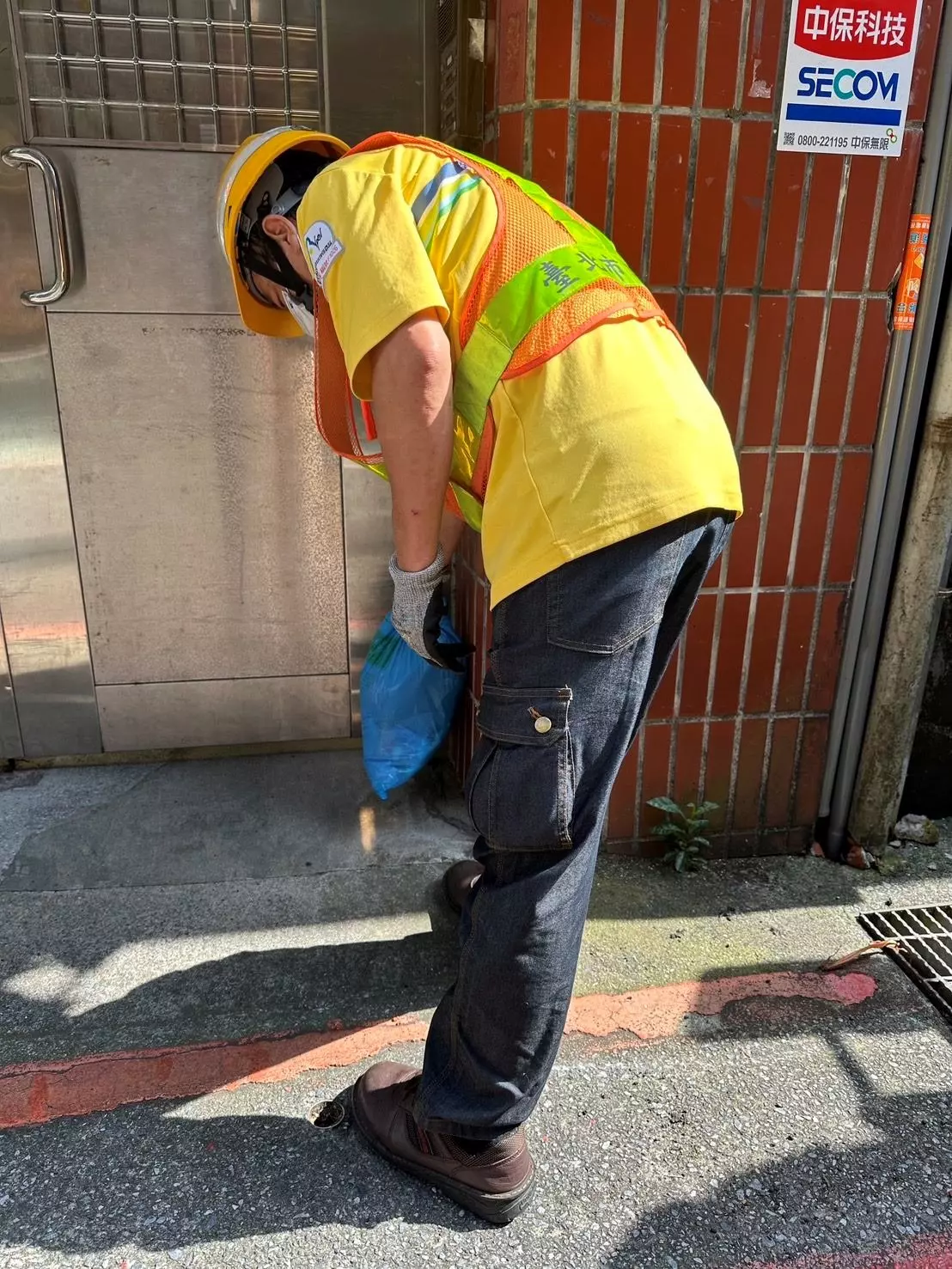 通常需要居民在特定時間內將垃圾拿到指定地點丟棄,但對這些行動不便的長者來說,這個過程並不容易。環保局便是看到了這樣的需求,才開始推動這項客製化的代收垃圾服務。