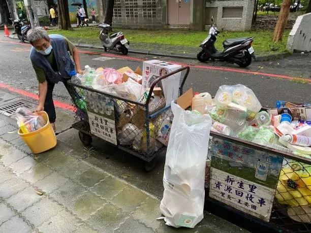滅火器和瓦斯桶屬於危險品,不能隨意丟入垃圾車。應交還給購買的店家,透過逆向回收管道,讓專業的人員妥善的回收和再利用。這不僅保障了安全,也有助於環保資源的再利用。