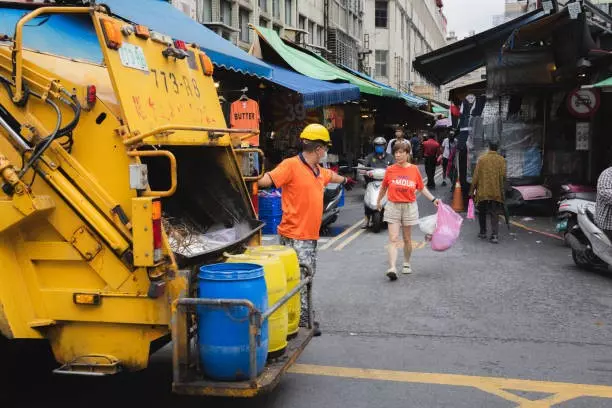今天吳興街垃圾車有休息嗎？利用小幫手查詢清運時間，讓大家避免錯過吳興街垃圾車，特殊假日清潔隊確實可能會休息，像是颱風、國定假日，利用小幫手查詢不會再錯過！