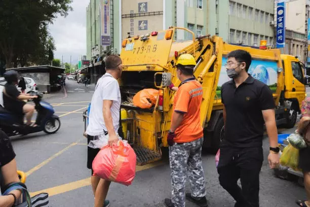 景美垃圾車時間更是居民日常生活中不可或缺的一部分。為了讓大家更方便地處理家中的垃圾,台北市設置了固定的景美垃圾車時間,為周邊景美居民提供便利的垃圾收集服務。
