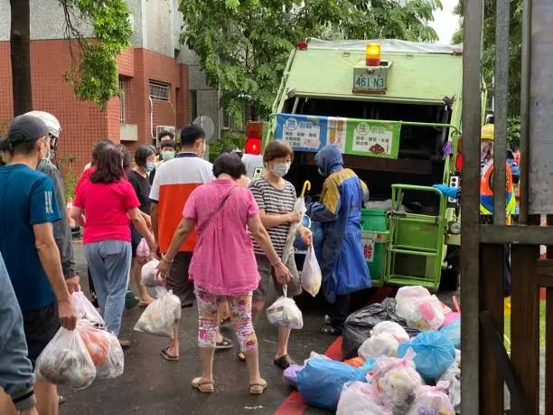 動態APP上線後，減輕民眾錯過垃圾車的壓力，定時定點清運也帶給民眾便利性，各縣市相繼推出動態應用程式和定時定點服務，市民可以隨時掌握垃圾車的即時位置。