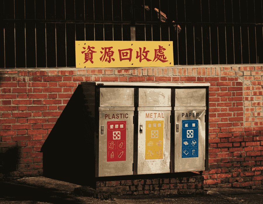 電子發票可以回收嗎?不可以回收!事實上電子發票在環保分類中不算是紙類,是屬於一般垃圾。原因在於紙張如果有塑膠覆膜,或摻有其他成分的時候,就不可以混入紙類回收中,其中電子發票就是不可以回收的一種!