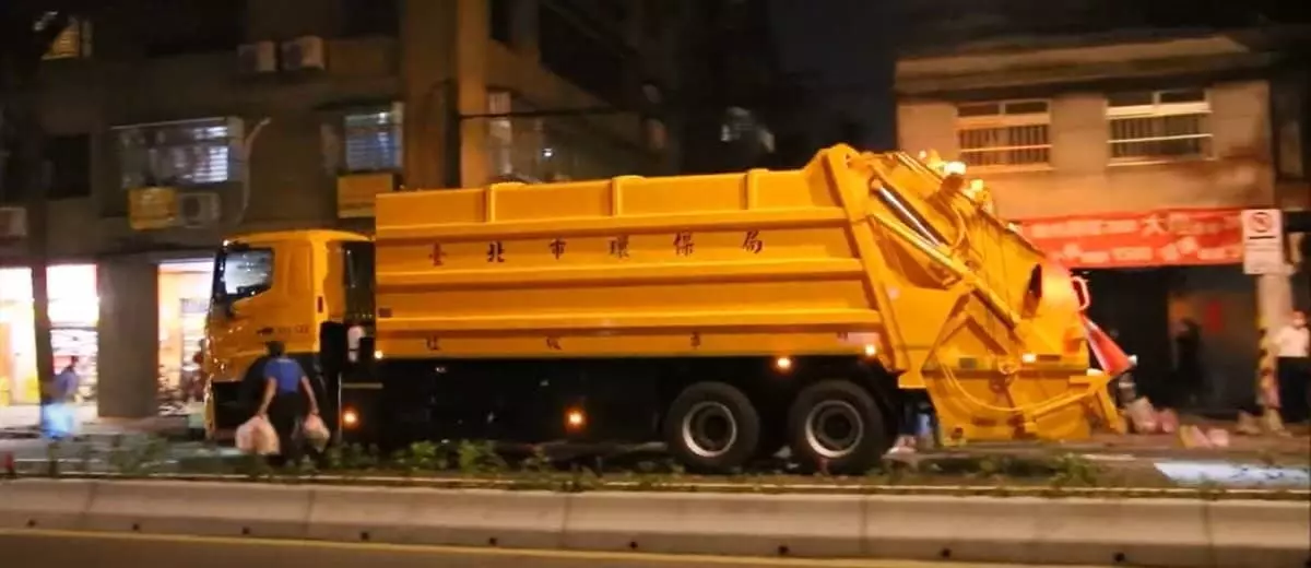 文山區垃圾車定點收受點的服務時間相當彈性，大部分地點的開放時間為每日早上6時至晚上23時，幾乎涵蓋了從清晨到深夜的各個時段，方便民眾根據自己的作息時間安排垃圾投放。