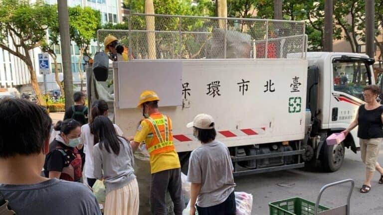 各縣市各自的垃圾車公告或即時查詢系統，關鍵字「地名 + 垃圾車查詢」就能找到，操作都不難。