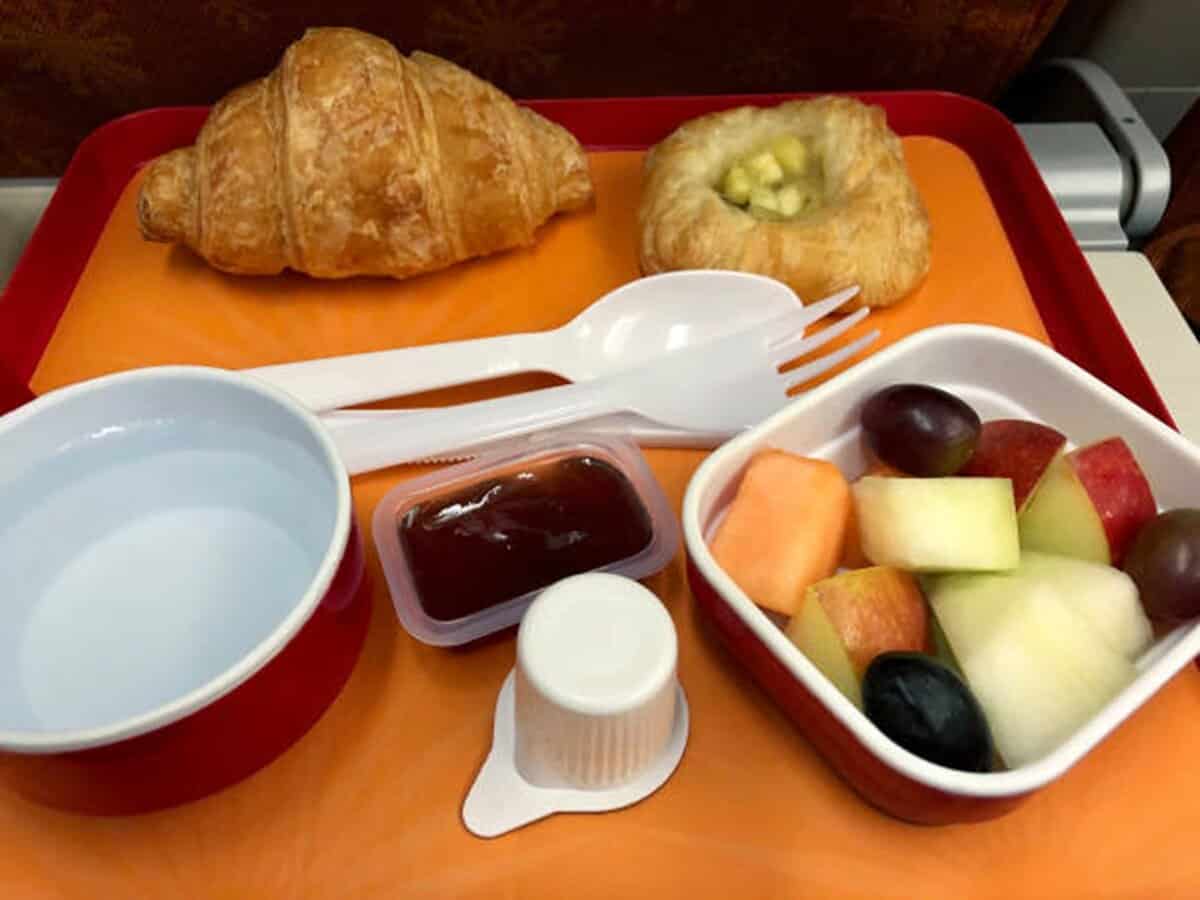 外食族常見的餐具像塑膠湯匙和免洗竹筷子回收,其實都有正確做法,塑膠湯匙因回收價值低,多數縣市直接當垃圾處理;免洗竹筷子回收則不可行,建議自備環保餐具,才能減少浪費與環境負擔。