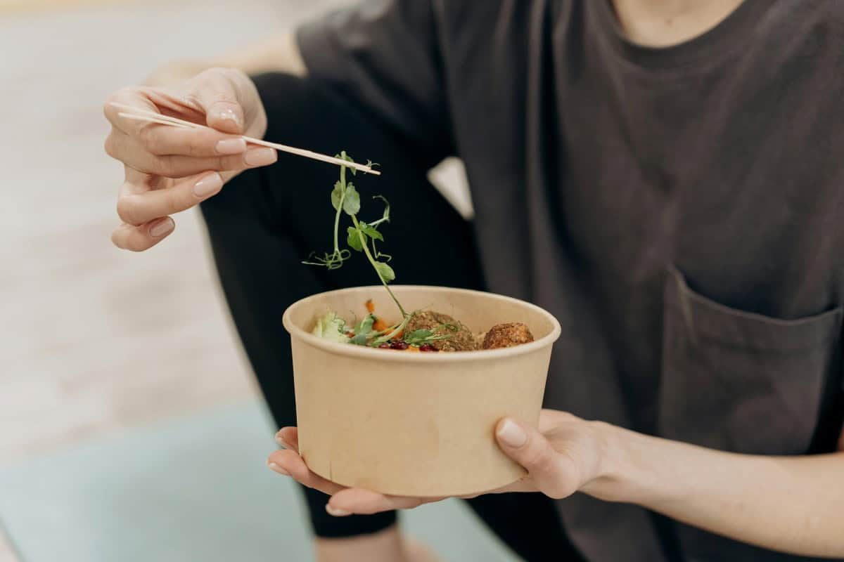 再生紙餐盒回收要怎麼分類?薄塑膠便當餐盒回收前需要清洗嗎?餐盒塑膠蓋是否能一起回收?整理常見餐盒材質的回收方式與分類重點,帶你了解正確回收流程,避免丟錯影響資源再利用,讓垃圾分類更輕鬆有效率。