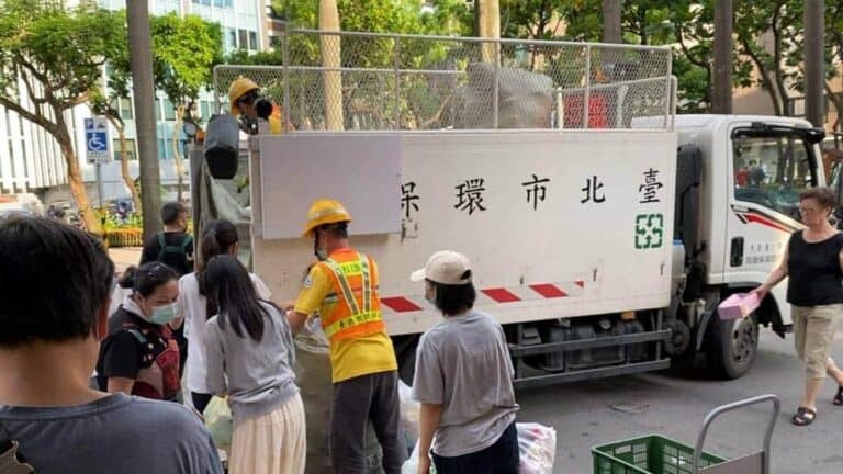 雙十節垃圾車收清運服務不打烊,連假期間也能照常運作,讓民眾安心整理環境,不論住家或社區,只要掌握各縣市官網最新公告,就能輕鬆配合雙十節垃圾車收清運時間,假期也能保持整潔無虞!