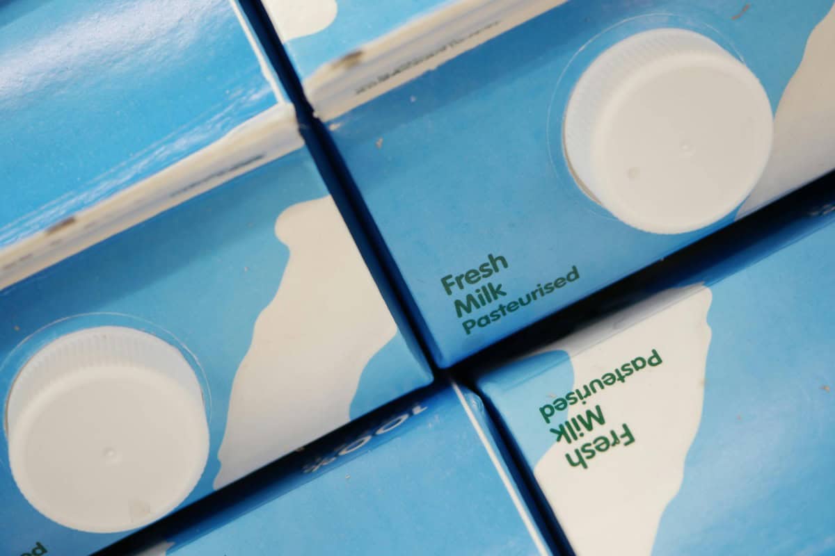 鋁箔包回收分類怎麼分？牛奶盒、飲料鋁箔包是否需要清洗、壓扁後再回收，都是許多人常見疑問。整理鋁箔包裝回收價格影響因素、正確分類方式與回收注意事項，幫助你提升回收效率，也避免因分類錯誤影響資源再利用。