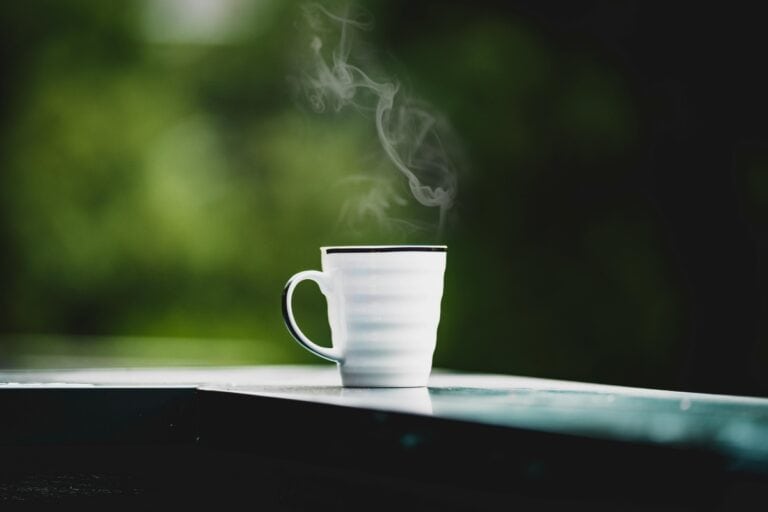 家裡堆滿不要的馬克杯不知道怎麼處理嗎?馬克杯可以回收嗎?陶瓷馬克杯該丟垃圾還是回收?一次整理馬克杯回收規定、正確分類方式與常見丟棄問題,快速了解不要的馬克杯怎麼丟才正確,不再一頭霧水!