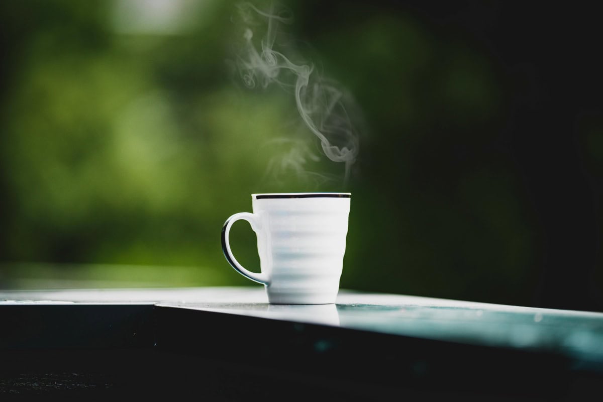 家裡堆滿不要的馬克杯不知道怎麼處理嗎？馬克杯可以回收嗎？陶瓷馬克杯該丟垃圾還是回收？一次整理馬克杯回收規定、正確分類方式與常見丟棄問題，快速了解不要的馬克杯怎麼丟才正確，不再一頭霧水！