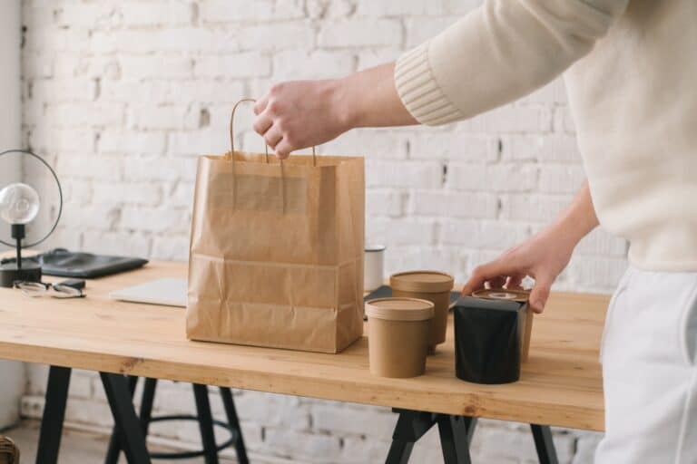 紙袋可以回收嗎?外帶紙袋、精品紙袋、牛皮紙袋有哪些差別?紙袋回收常見迷思、解答可回收與不可回收種類,以及紙類回收到府服務,幫助輕鬆做好資源分類,讓回收更有效率又便利!