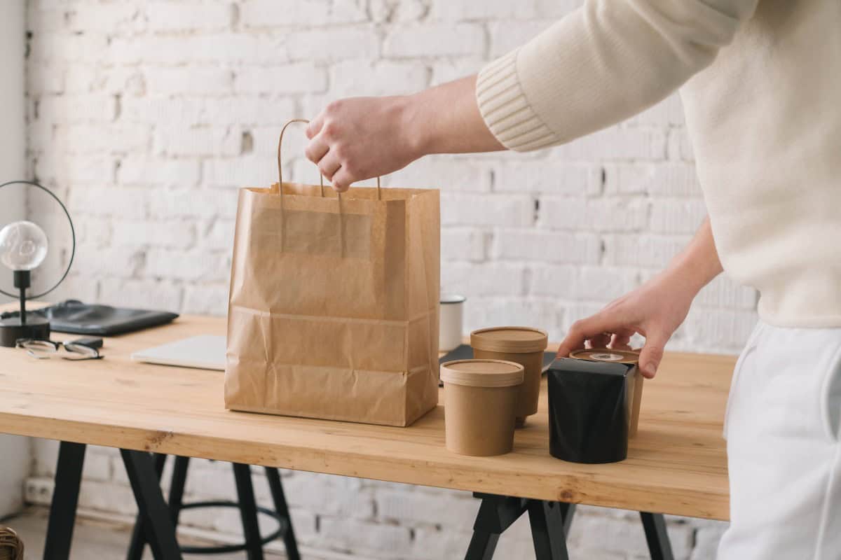 紙袋可以回收嗎？外帶紙袋、精品紙袋、牛皮紙袋有哪些差別？紙袋回收常見迷思、解答可回收與不可回收種類，以及紙類回收到府服務，幫助輕鬆做好資源分類，讓回收更有效率又便利！