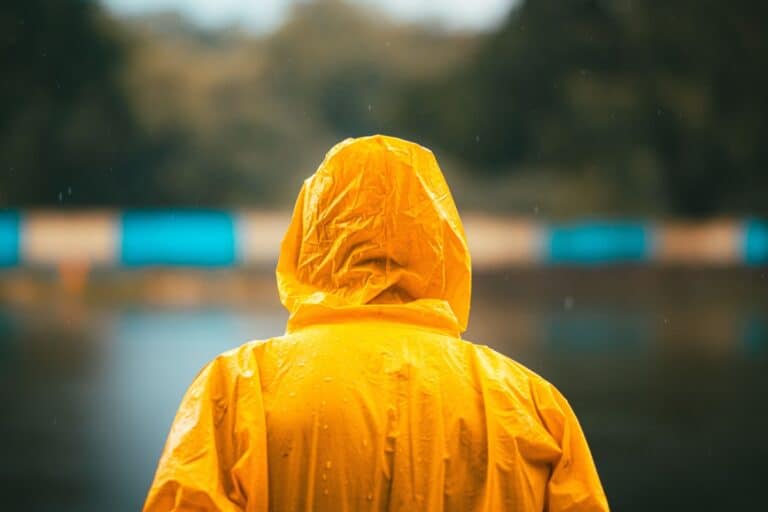 搞懂舊雨衣回收與輕便雨衣回收方式,了解哪些雨衣可以回收、哪些應丟一般垃圾,以及延長雨衣使用壽命與再利用的方法,讓垃圾分類更簡單、更有效率。