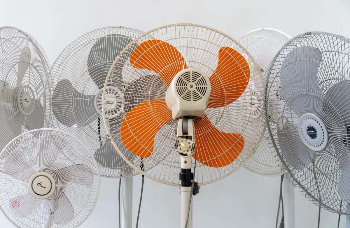 舊電風扇不轉了,別急著整台丟進垃圾袋。風扇屬於可回收的電子電器,交給清潔隊、回收車或合適回收管道前,先確認機體完整、電線收妥,再依所在地的收運方式辦理。大型立扇搬不動,也可先詢問預約清運,維持家中與公共空間整潔。